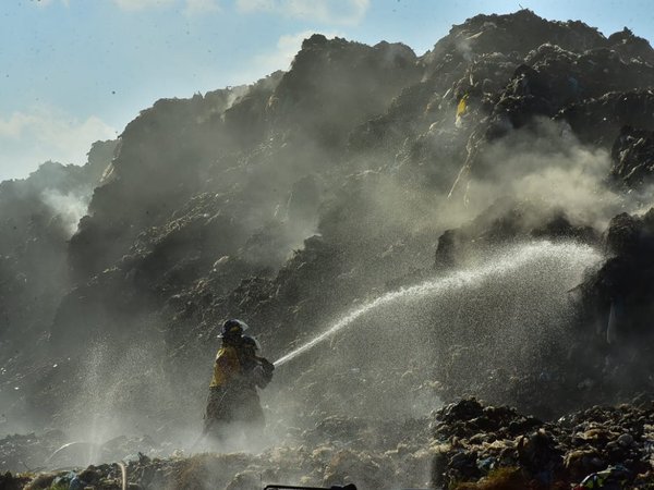 Bomberos controlan incendio en Cateura y se evalúa daño ambiental