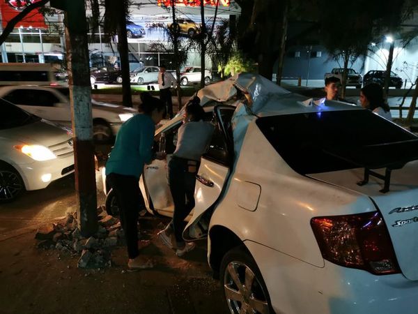 Un joven resultó herido tras chocar aparatosamente contra una columna - Nacionales - ABC Color