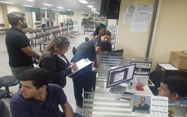 Detienen a funcionarios municipales por coima
