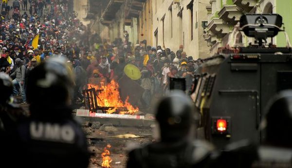 Se reanudan enfrentamientos en el centro histórico de Quito