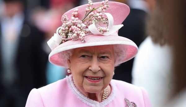 Reina Isabel II suspende sesiones de los comunes apoyando iniciativa de Johnson
