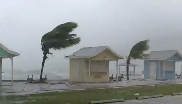 Dorian arrasa las islas de las Bahamas con vientos que destruyen todo a su paso