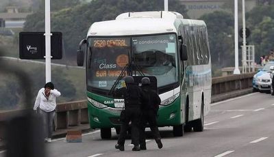 Francotirador mata a persona que tomó como rehenes a pasajeros de un autobús en Río de Janeiro