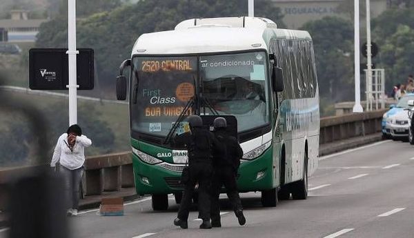 Francotirador mata a persona que tomó como rehenes a pasajeros de un autobús en Río de Janeiro