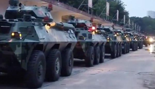 China moviliza convoy militar a la frontera con Hong Kong