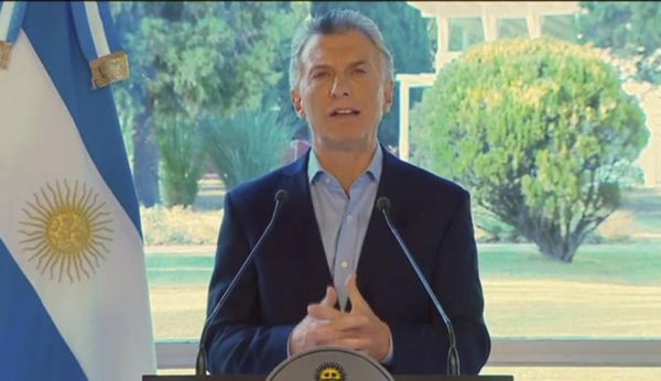 Macri pide disculpas y anuncia ayudas salariales tras revés electoral