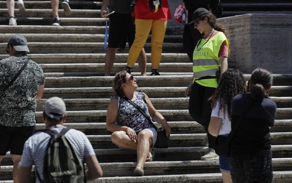 Roma multará a quienes se sienten en la escalinata de la Plaza de España