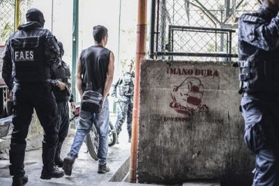Armados, vestidos de negro y con pasamontañas: así operan los "escuadrones de la muerte" de Maduro
