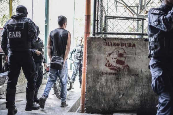 Armados, vestidos de negro y con pasamontañas: así operan los "escuadrones de la muerte" de Maduro
