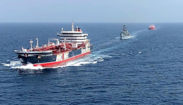 Irán ordenó a buque de Reino Unido que no interfiriera en captura del petrolero