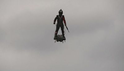 Francia: el "soldado volador" que causó asombro en los Campos Elíseos
