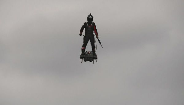 Francia: el "soldado volador" que causó asombro en los Campos Elíseos