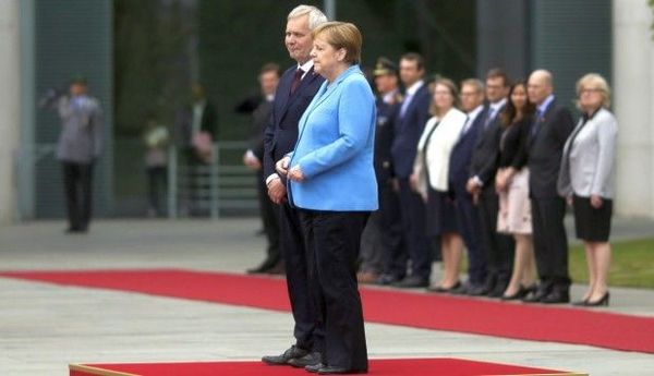 Merkel sufre de espasmos en acto oficial por tercera vez en el mes
