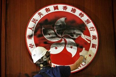 Policía de Hong Kong recupera el control del Parlamento tras invasión de manifestantes