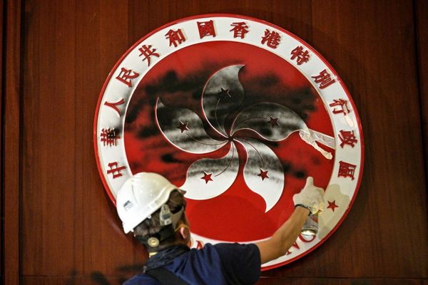 Policía de Hong Kong recupera el control del Parlamento tras invasión de manifestantes