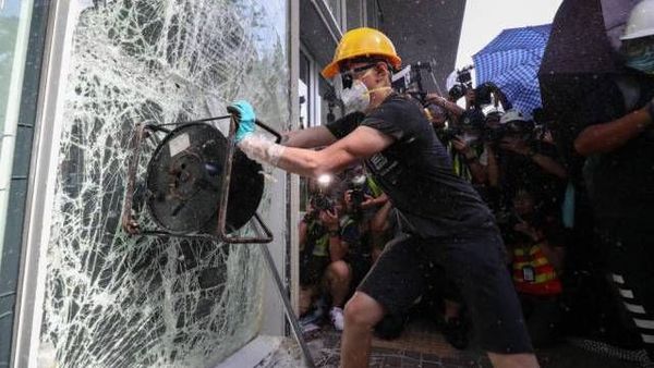 Decenas de manifestantes entran por la fuerza en el Parlamento de Hong Kong