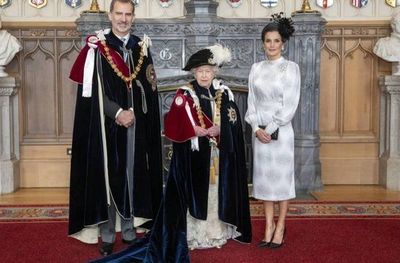 Rey Felipe VI es investido por Isabel II como caballero