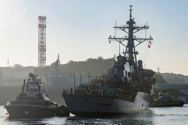 Destructor USS John McCain fue oculto durante visita de Trump a Japón