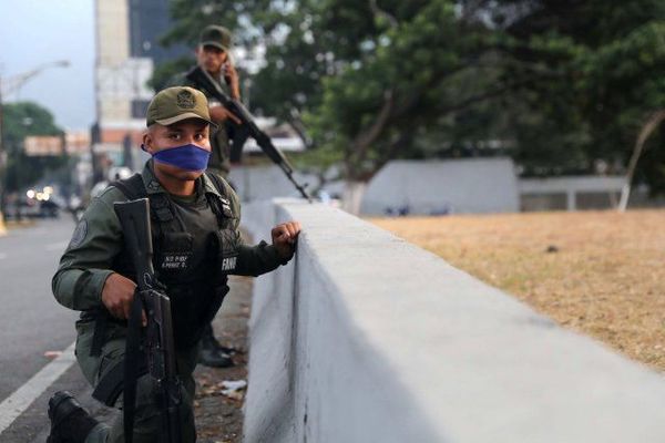 El distintivo azul de los militares leales a Guaido