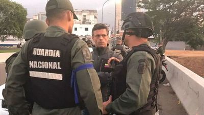 Leopoldo Lopez y familia ingresan como huespedes en la Embajada de Chile