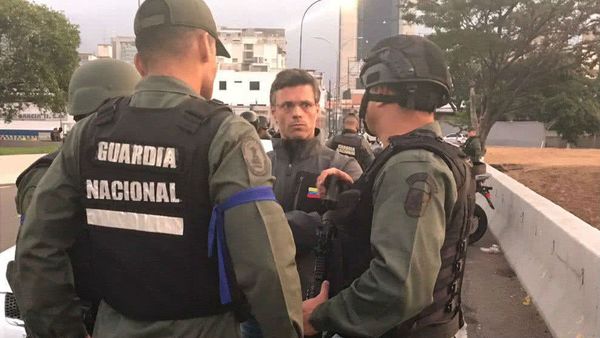 Leopoldo Lopez y familia ingresan como huespedes en la Embajada de Chile