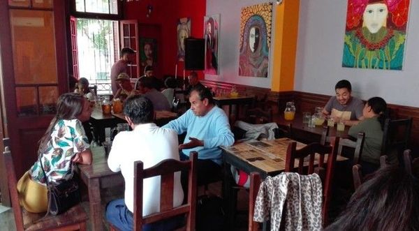 Bar en Buenos Aires pide a clientes pagar un plato por solidaridad a gente de calle