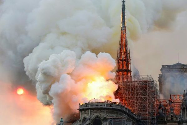 Notre Dame de Paris arde en llamas