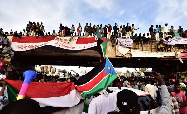 Los manifestantes de Sudán exigen un gobierno civil y que se juzgue a Al Bashir