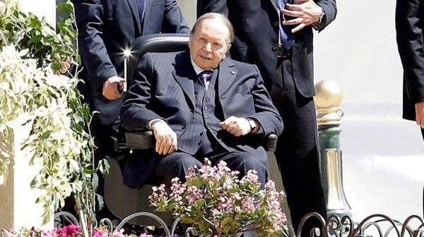 Dimite el presidente argelino Buteflika