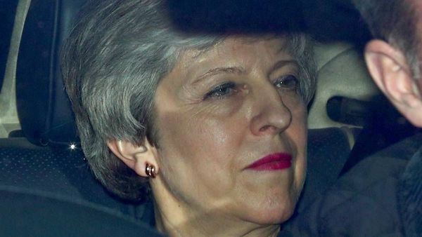 Theresa May ofrece su dimisión para salvar su plan del Brexit