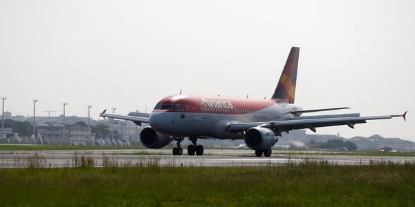 Avianca abandona 24 rutas y se declara en bancarrota