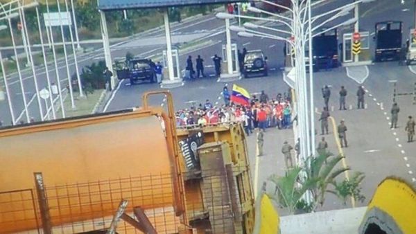 Policía venezolana bloquea salida de caravana humanitaria