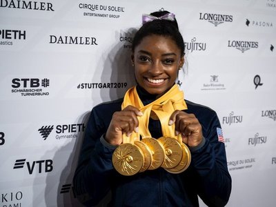 Biles se convierte en la gimnasta más galardonada con veinticinco metales
