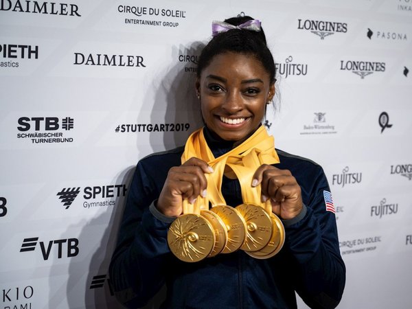 Biles se convierte en la gimnasta más galardonada con veinticinco metales