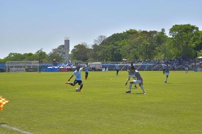 Guaireña gana al “12” y apunta al ascenso - Fútbol - ABC Color