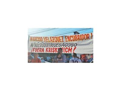 Madre de demandada por Kriskovich es echada de explanada de santuario