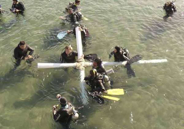 En Argentina celebran el único Vía Crucis submarino del mundo