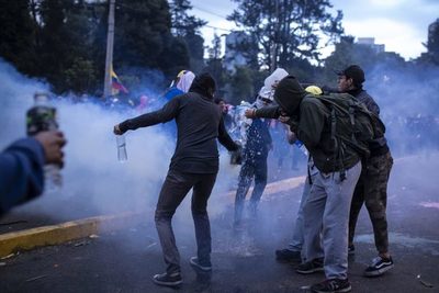 Los manifestantes liberan a policías