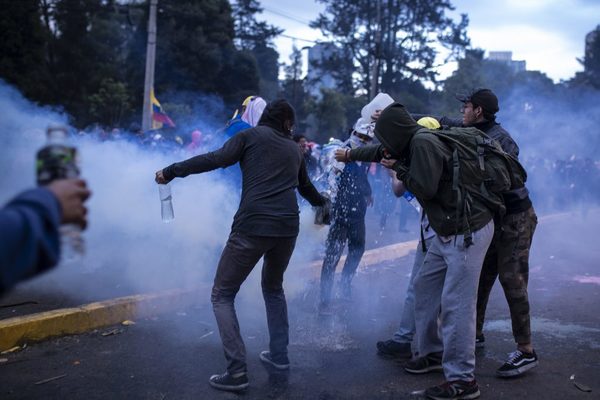 Los manifestantes liberan a policías