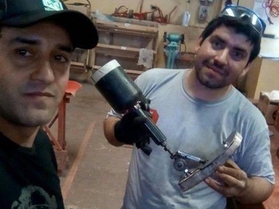 Hermanos fabricaron prótesis para regalarle a un niño por su cumple | Capiatá