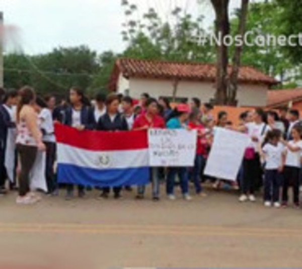 Padres toman escuela en Concepción por falta de docentes - Paraguay.com