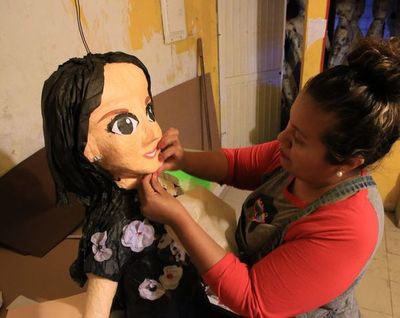 La piñata de Sarita, la polémica hija de José José, ya se vende en México - Gente - ABC Color