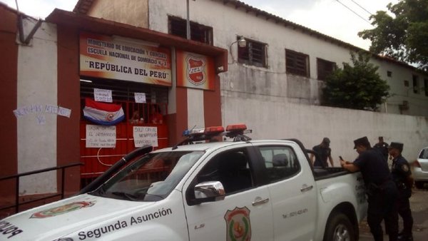Alumnos toman la Escuela Nacional de Comercio Nº 3 - ADN Paraguayo