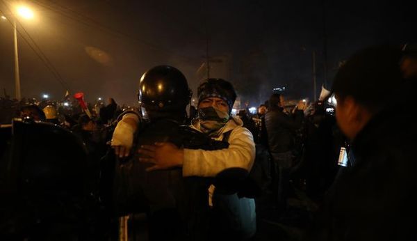 Manifestantes y policías celebran en las calles fin de las protestas