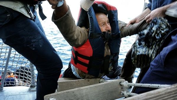 Marina libia halla 104 cadáveres de migrantes