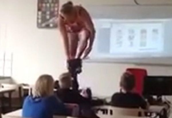 Docente se sacó la ropa para una clase frente a sus alumnos