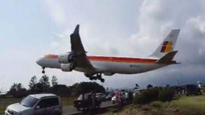 Airbus de Iberia casi aplasta a coches en Costa Rica