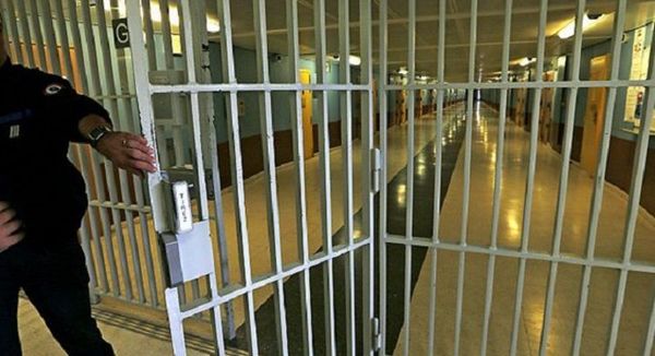 Condenan al Estado francés por permitir que se fume en cárcel