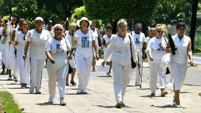 La desnudaron y obligaron a orinar frente a policías en Cuba