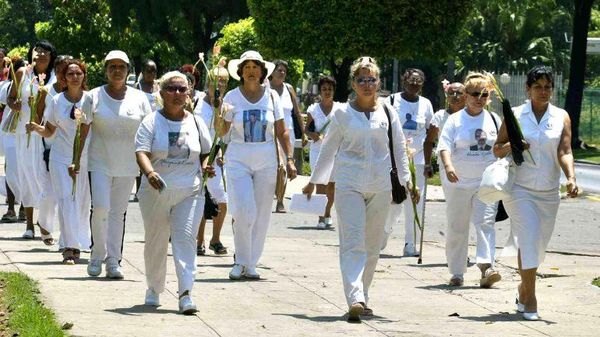 La desnudaron y obligaron a orinar frente a policías en Cuba